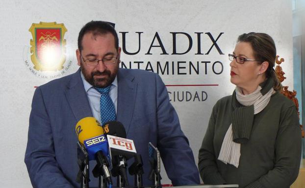 El delegado de Educación, Germán González, presentó las novedades junto a la alcaldesa. /IDEAL GUADIX