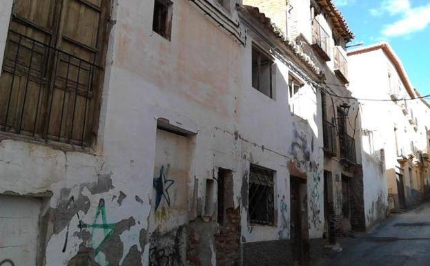 IU pone de manifiesto el estado de abandono del barrio de Santa Ana