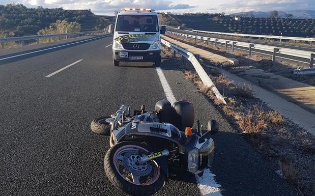 Un testigo del accidente mortal de la A-92: «Si no llego a encontrar al acompañante habría fallecido allí también»