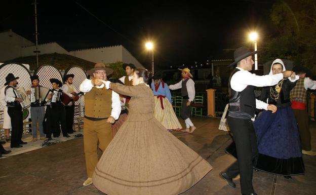 Actuación del Rancho Folclórico y Etnográfico del portugués Valle de Açores, en Huétor Vega.