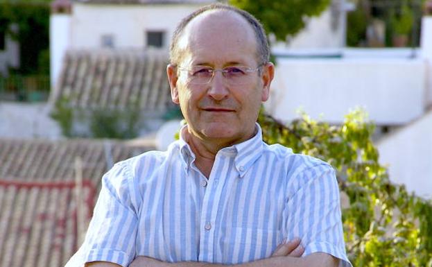 Manuel Velázquez, en su jardín, en el barrio de Los Peñones.