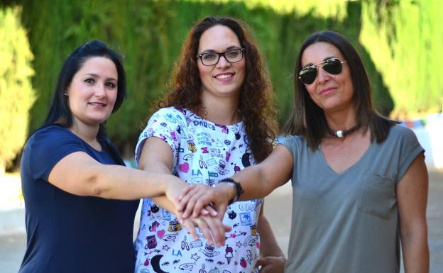 Sandrina Rodríguez, María Ángeles Montero y Ángela García, tesorera, presidenta y secretaria./DIEGO LUZ
