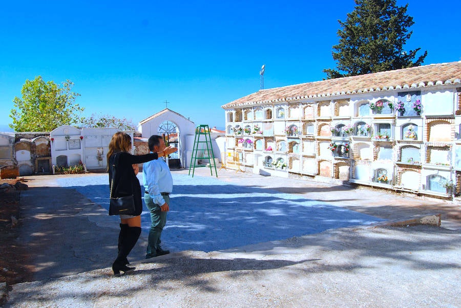 La concejala de Mantenimiento y el alcalde visitan el camposanto hueteño./IDEAL