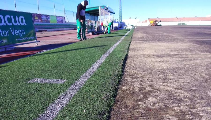 Labores de cambio del césped artificial de Las Viñas./IDEAL