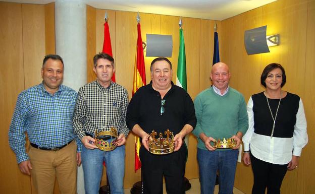 El alcalde de Huétor Vega, con los emisarios de los Reyes Magos./IDEAL