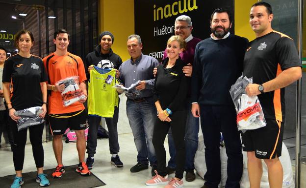 Representantes del Ayuntamiento entregan las prendas deportivas./DIEGO LUZ