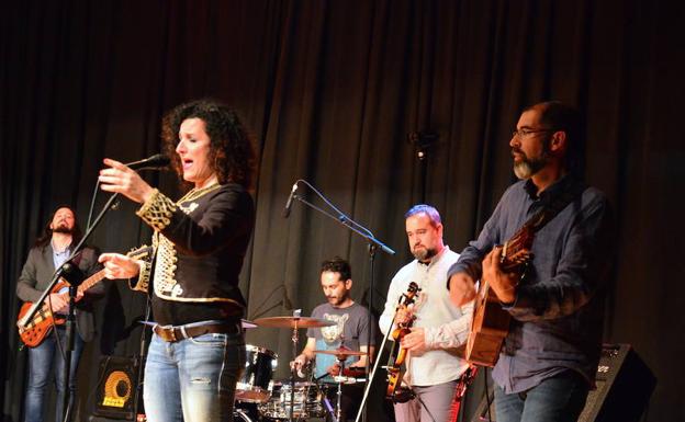 Ambulancia Irlandesa, con la cantaora Esther Crisol./DIEGO LUZ