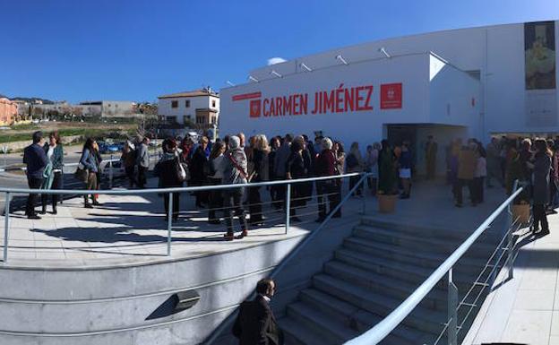 Comunidad universitaria y agentes culturales de La Zubia llenaron la entrada del edificio./DIEGO LUZ