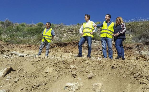 El diputado de Fomento, Óscar Liria, en el centro, durante una visita reciente a unas obras en Lubrín./IDEAL