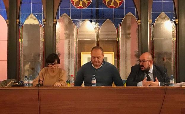 La edil de Urbanismo, Antonia Ponce, el alcalde de Cuevas del Almanzora, Antonio Fernández, y secretario municipal durante la última sesión plenaria./IDEAL