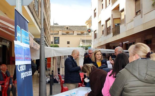 Los populares aseguran llevar recogidas más de 30.000 firmas debido a la situación que vive el hospital huercalense./IDEAL