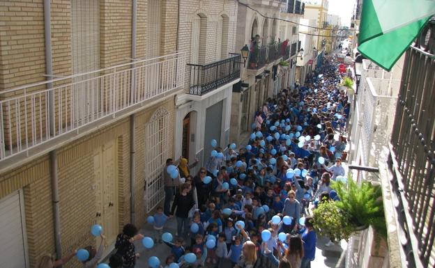 El color azul invadió las calles de Vera./IDEAL