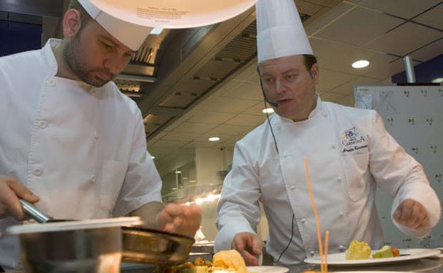 Antonio Carmona (der.), chef de Terraza Carmona de Vera, en plena faena en la cocina./IDEAL