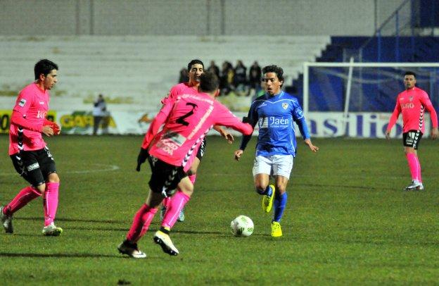 David Gámiz con el balón ante el Socuéllamos en Copa RFEF.