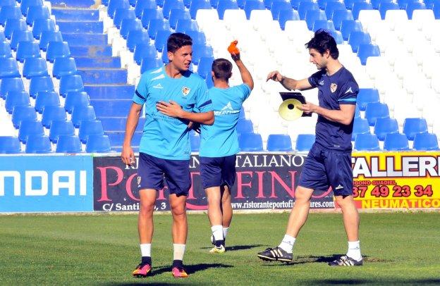 Juan Ferrando dando indicaciones a Ismael Gallar durante un entrenamiento en Linarejos.