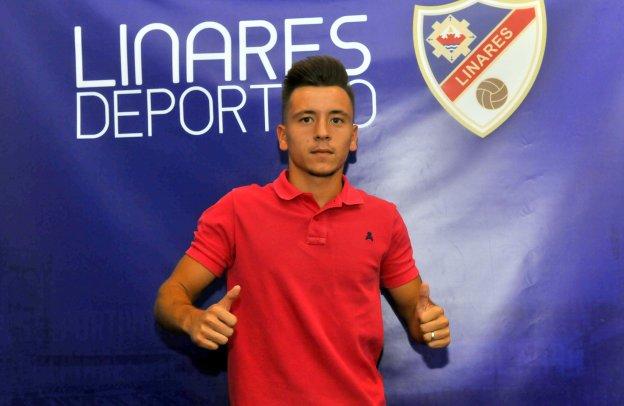 Daniel Palomares, cedido por el Granada, el día de su presentación con el Linares Deportivo.