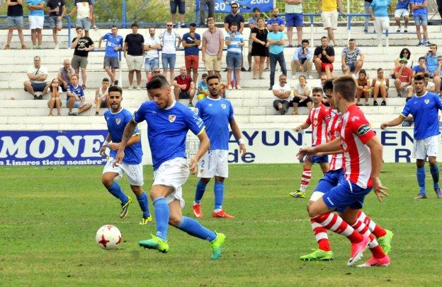 José Manuel conduce el balón ante la mirada de Joselu en el partido del pasado domingo ante el Torredonjimeno en casa.