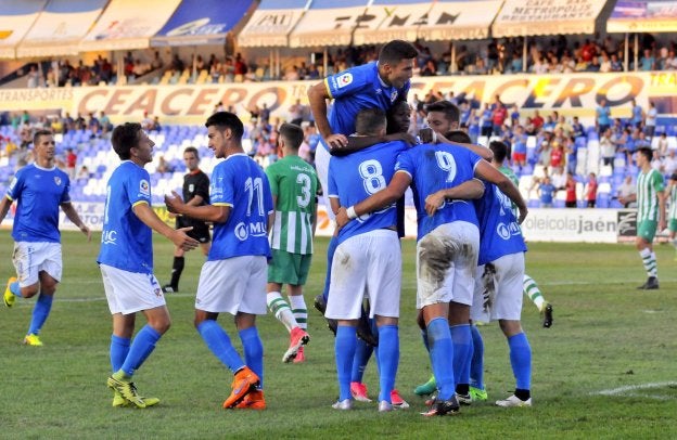 Los jugadores del Linares se abrazan en torno a Javi López tras conseguir el 1-0.