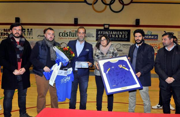 Los presidentes de los dos clubes de los amores de Juan López 'Popi' entregaron regalos a su madre y su hermano./ENRIQUE
