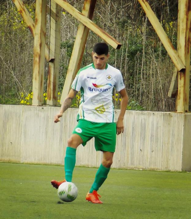 Matías con la camiseta del Santa Brígida, la pasada campaña. /CEDIDA