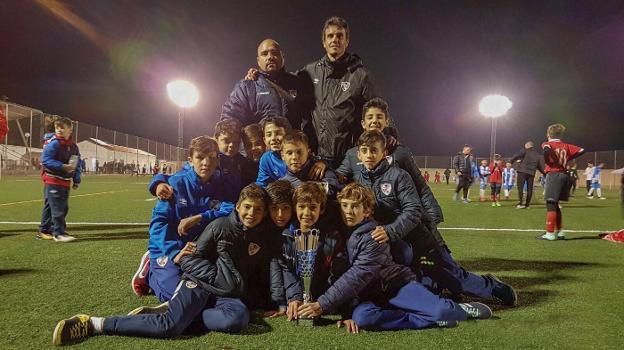 Algunos de los canteranos que participarán en el desfile, celebrando un título en la foto./LINARES