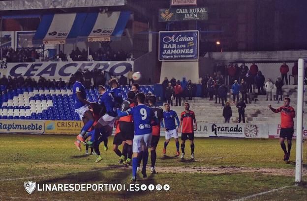 El Linares regala una goleada a su afición por Reyes