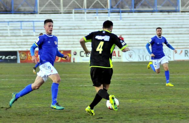 Pekes presionando la salida de balón de los malagueños. /ENRIQUE