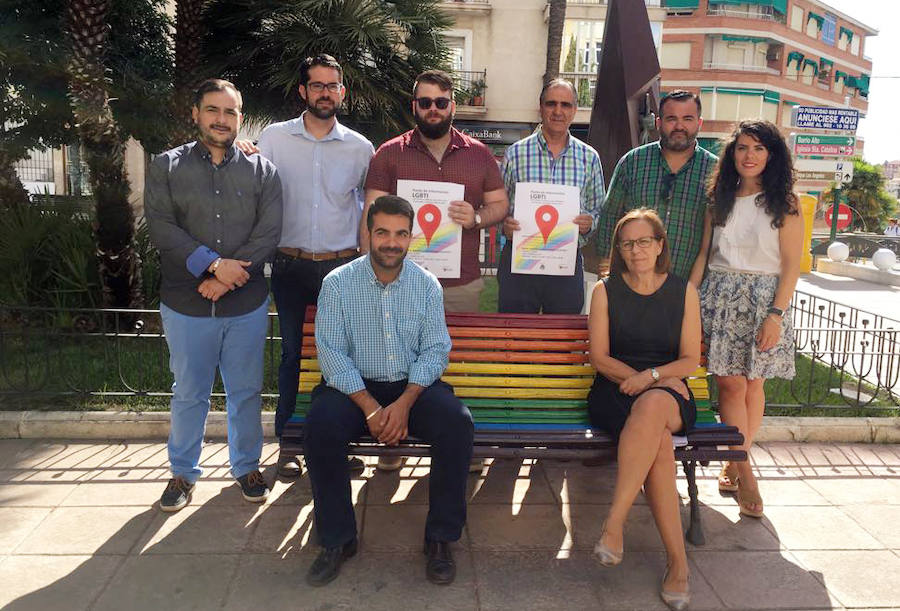 Momento del acto en la plaza de la Victoria.