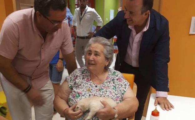 El alcalde de Salar, Armando Moya, y el delegado, Higinio Almagro, en la visita a la residecia.