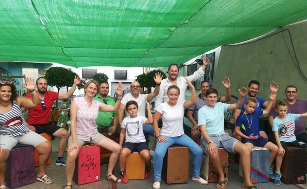Algunos de los participantes en la I Cajonada.