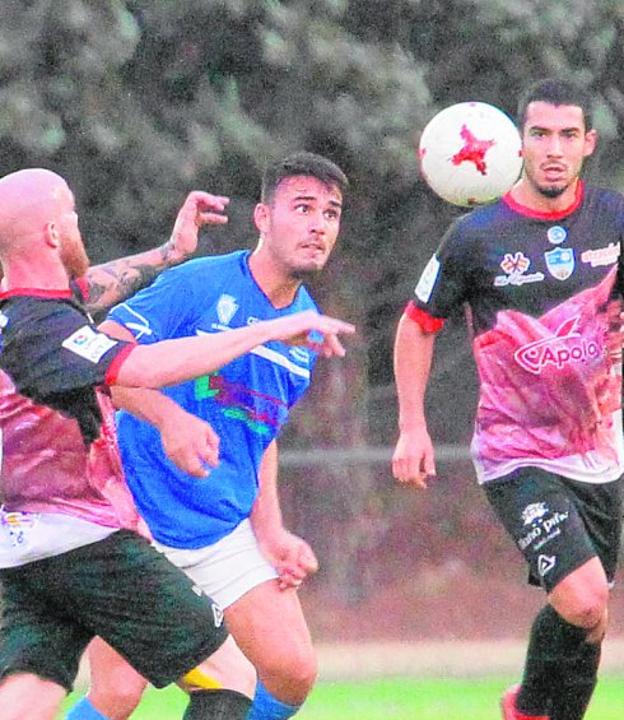 Un balón sin dueño en el Maracena-Loja de ayer.