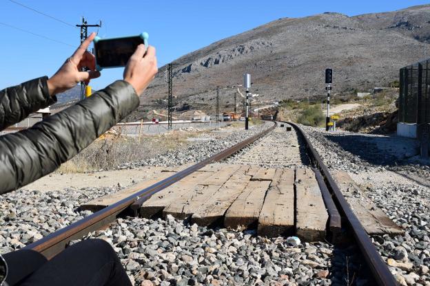La vía antigua, a la derecha, y la nueva, a la izquierda./CHAPA