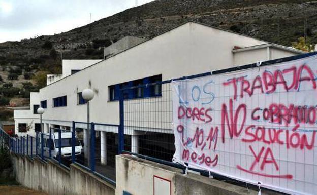 La residencia, con una de las pancartas que en su día colgaron los trabajadores para reclamar el pago de sus nóminas. /FOTO: J.M.M