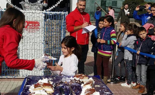 Un roscón gigante para elegir a los pajes de los Reyes en Huétor Tájar