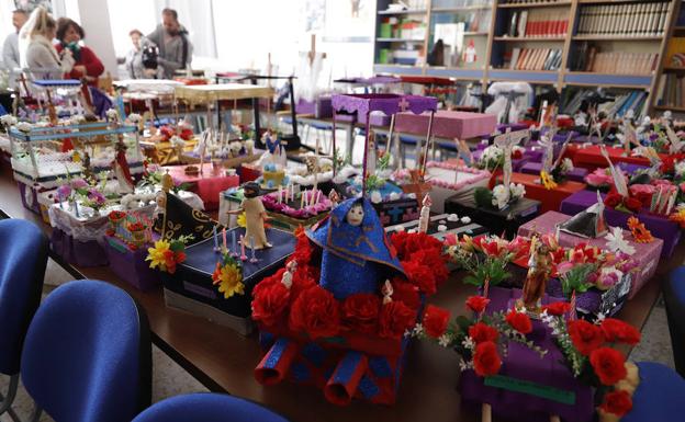 Escolares de Huétor Tájar confeccionan tronos cofrades con material reciclado y muñecos