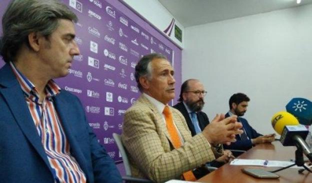 Tomás Membrado, con los dedos entrecruzados, en una rueda de prensa.