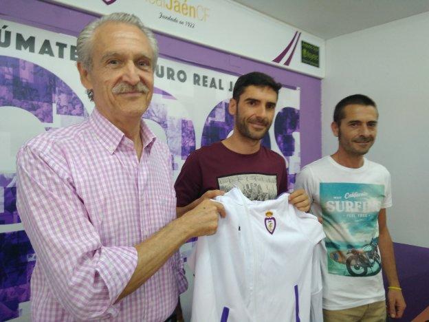 Manuel Quesada, Jonathan Rivera y Salvador Márquez, en la presentación del centrocampista granadino.