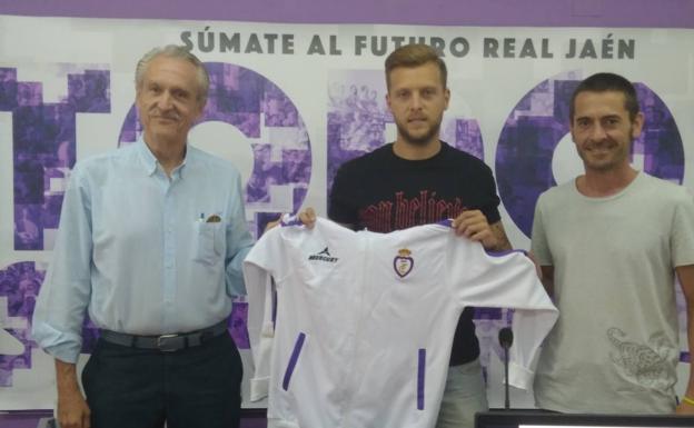El central Ramón, flanqueado por Manuel Quesada y Salvador Márquez, durante su presentación.