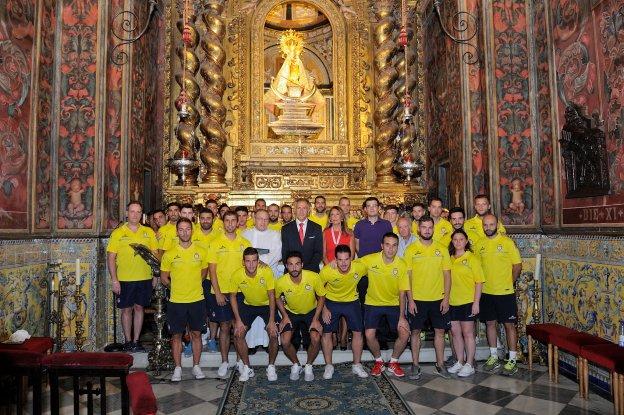Antes de la presentación, la plantilla del Real Jaén visitó a la patrona la Virgen de la Capilla.