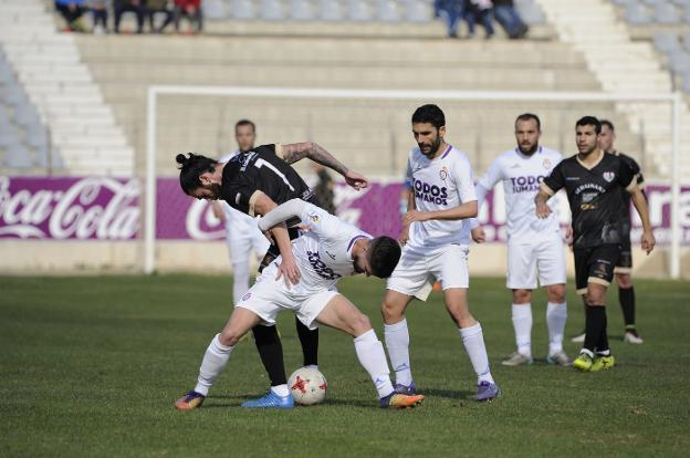 Lance del partido disputado en La Victoria entre el Real Jaén y el Antequera. /JUAN DE DIOS ORTIZ