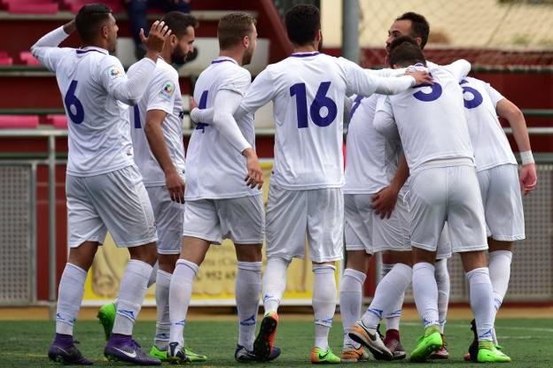 Jugadores del Real Jaén se abrazan tras marcar el gol que le dio el triunfo el pasado domingo./REAL JAÉN / BESTPHOTOSOCCER