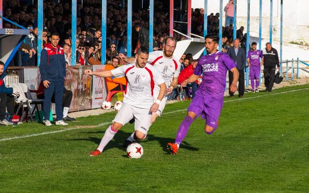 Lance del partido disputado ayer entre el Martos y el Real Jaén. /ANA TEBA