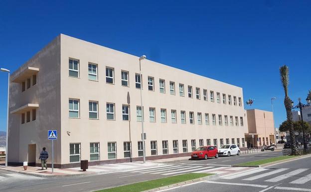 El edificio de Servicios Sociales será el futuro cuartel de la Guardia Civil de Roquetas. /J. VALDIVIA