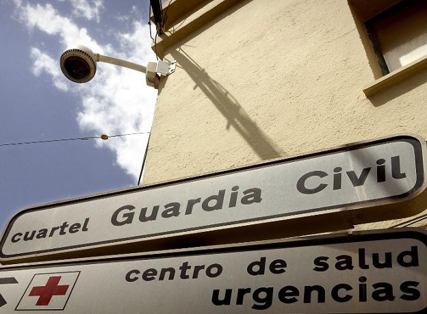 Indicaciones del cuartel de Guardia Civil de Roquetas. /IDEAL