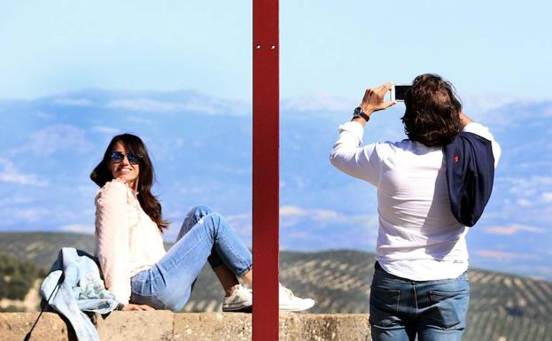 Dos turistas se fotografían en los miradores de Úbeda ante el 'mar de olivos'.