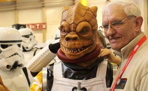 El actor Alan Harris junto a su personaje Bossk.
