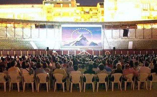 Una de las proyecciones del cine de verano en la plaza de toros.