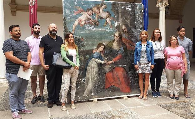El equipo que está trabajando en el cuadro 'La educación de la Virgen'.
