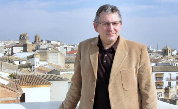 Marcelino Sánchez Ruiz ante una panorámica de Úbeda./ROMÁN