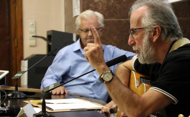 Pancho Varona, en primer término, con Emilio de Miguel, al fondo.